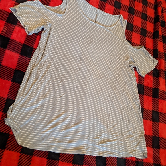 Two Motherhood Maternity Shirts Gently Used - Picture 9 of 9